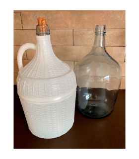 Tradineur - Garrafa de vidrio forrada en plástico, Incluye Tapón de corcho, Capacidad de 5 Litros, Diseño Mimbre, perfecta para servir refrescos, bebidas alcohólicas o incluso agua, Color Blanco