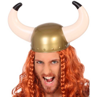 Casco de vikingo color bronce, ideal para complementar disfraces en carnaval, halloween y celebraciones. Tamaño: 22 x 38 x 22 cm