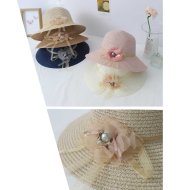 Tradineur - Sombrero de mujer con flor, paja flexible, ala ancha y goma de barbilla, protección solar, playa, piscina, aire libre, Ø 34 cm, color aleatorio