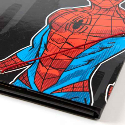 Tradineur - Carpeta de Spiderman, de cartón resistente, con solapas y 2 gomas, ideal para el curso escolar. Medidas 34,3 x 26,4 x 3 cm. Portafolios Hombre Araña licencia oficial Marvel