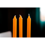 Tradineur - Pack de 4 velas cilíndricas, velas de mesa alargadas, parafina y mecha de algodón, sin perfume, rituales y ceremonias (Amarillo, 17 cm)