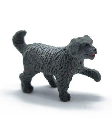 Tradineur - Figura de perro de color gris para belén - Fabricado en plástico - Figura decorativa divertida para nacimiento, navidad - 3,5 x 2 x 5,2 cm