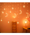 Tradineur - Cortina de luces LED con lunas y estrellas, guirnalda luminosa para interior, 9W, incluye mando regulador, Navidad, ventana, pared, escaparate, bodas, fiestas (138 luces, luz cálida)