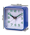 Tradineur - Reloj despertador clásico de plástico, alarma sonora, botón de apagado, funcionamiento con pila AA, 5,7 x 5,5 x 2,8 cm, color aleatorio