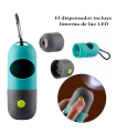 Tradineur - Dispensador de bolsas para excrementos de perro con linterna LED incorporada, clip de metal para correa y un rollo de bolsas, portabolsas de caca, mascotas, color aleatorio